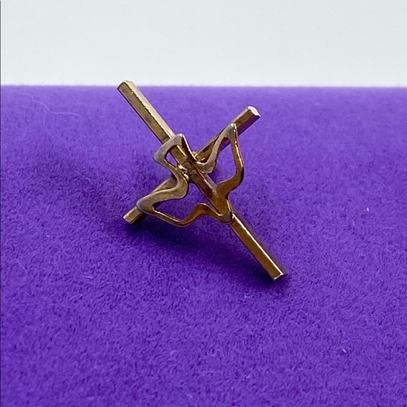 💛 Vintage Gold Plated Dove & Cross Pin - Picture 1 of 5